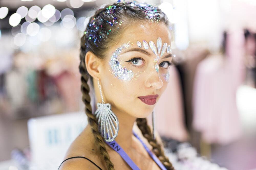 30 Charming Festival Makeup Looks with glitter diamonds 