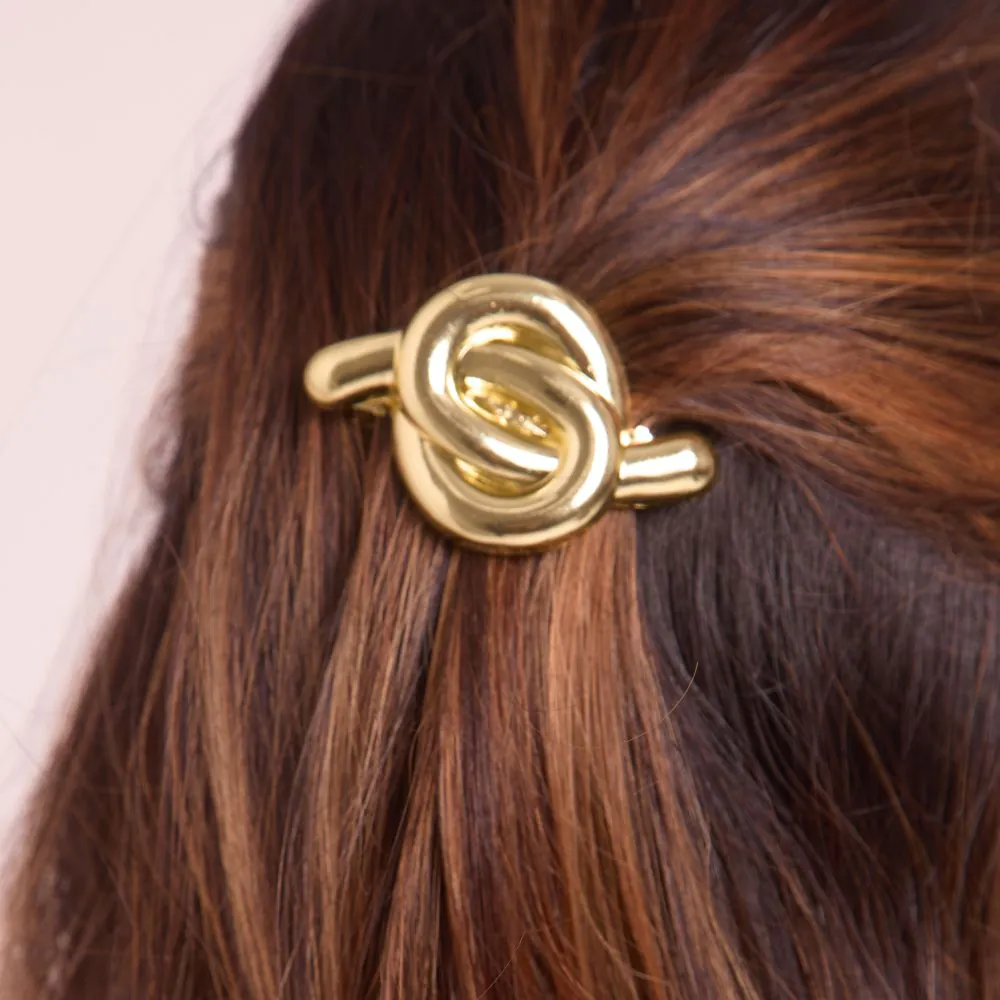 Circle Link Detail Hair Clip In Gold